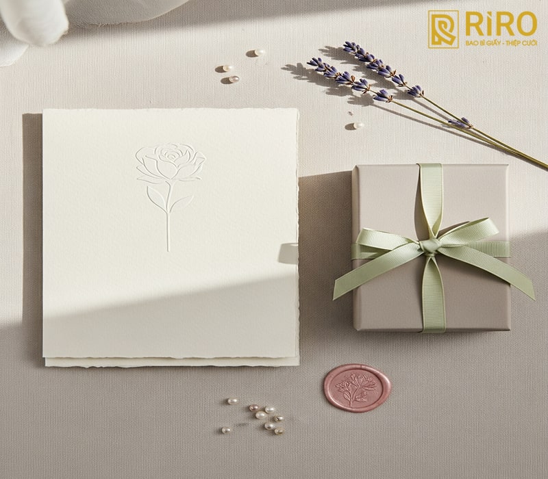 Thiệp báo hỷ kết hợp quà / lễ vật nhỏ