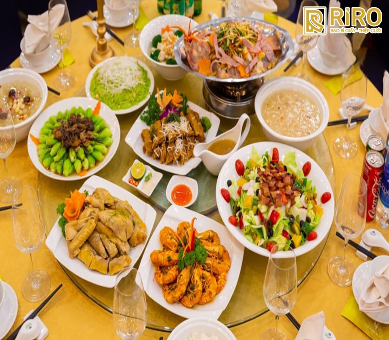 Về cơ cấu món ăn: Đầy đặn, đa dạng từ 6 - 10 món